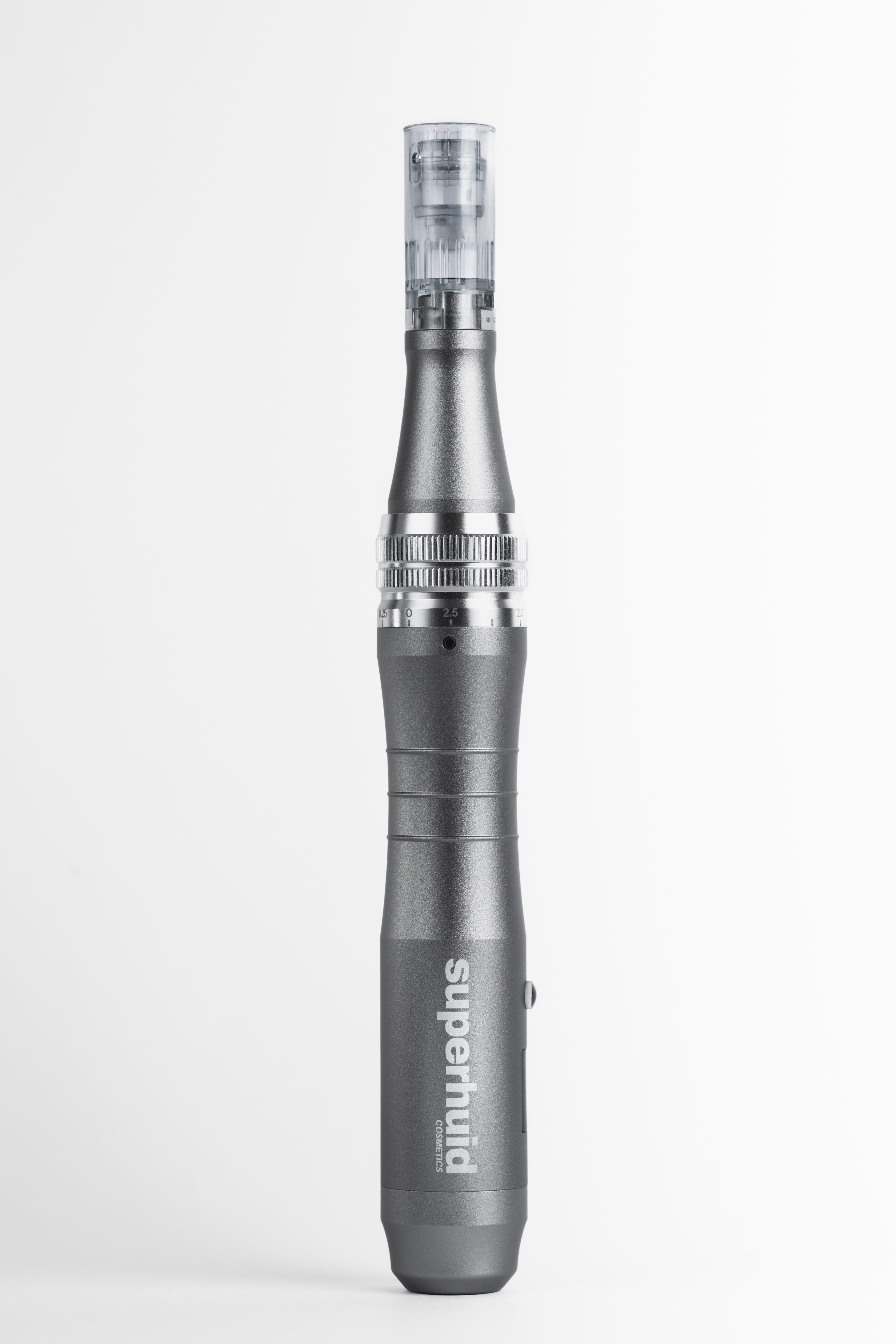 Productfoto van Superhuid Cosmetics Micro Needling Pen met naaldkop. Productfoto op witte achtergrond.